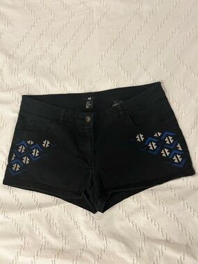 H&M Women’s Low Rise Embroidered Aztec Black Denim Shorts Size 10 Inseam 2.5”